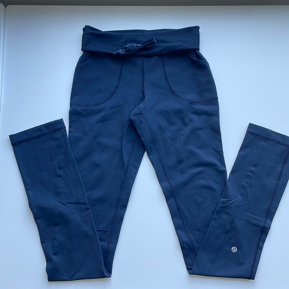 Women’s lululemon Navy Blue straight leg cut leggings